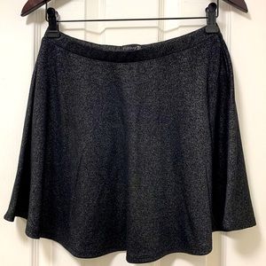 Shiny black fabric skirt🖤